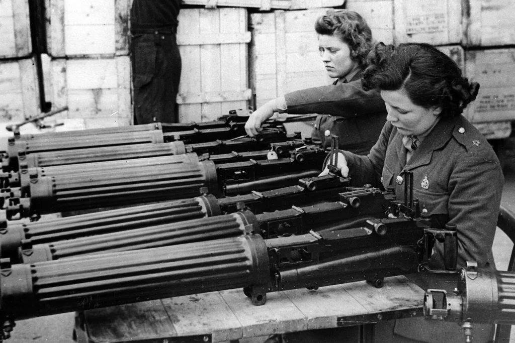 ლენდ-ლიზი: ქალები აშშ-ის ქარხანაში აწარმოებენ ტყვიამფრქვევებს მეორე მსოფლიო ომის დროს, მოკავშირეების სამხედრო დახმარებისთვის
