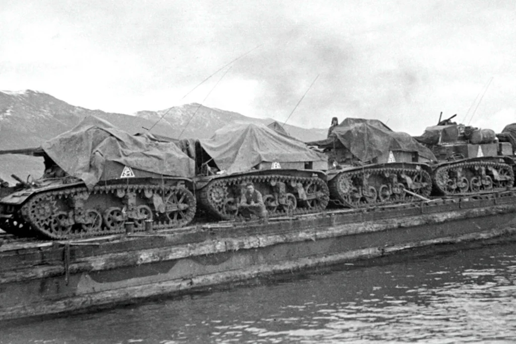 ლენდ-ლიზი: ამერიკული ტანკები რკინიგზით გადააქვთ საბჭოთა კავშირში გასაგზავნად მეორე მსოფლიო ომის დროს