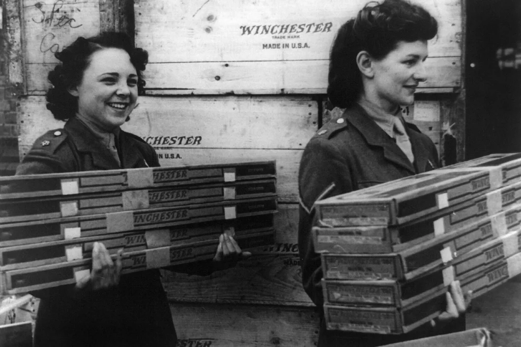 ლენდ-ლიზი: ამერიკელი მუშები ამუნიციის ყუთებს ამზადებენ და ამზადებენ საბჭოთა კავშირში გასაგზავნად მეორე მსოფლიო ომის პერიოდში