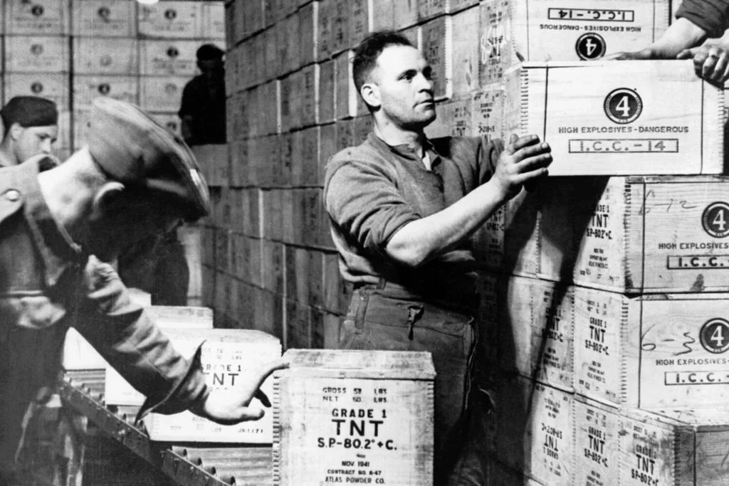 ლენდ-ლიზი: ამერიკელი მუშები სამხედრო და ჰუმანიტარულ ტვირთს ამზადებენ და აწყობენ მეორე მსოფლიო ომის დროს მოკავშირეებისთვის