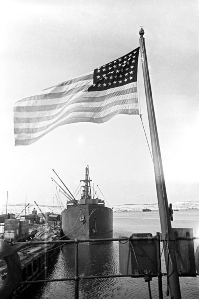 ლენდ-ლიზი: აშშ-ის დროშა და სატვირთო გემი, რომელიც სამხედრო და ჰუმანიტარულ დახმარებას მიაქვს მოკავშირეებისთვის მეორე მსოფლიო ომის პერიოდში