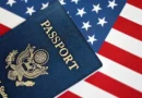 აშშ საიმიგრაციო ვიზებს ამკაცრებს — ამერიკული პასპორტი აშშ-ის დროშის ფონზე, ვიზების პოლიტიკის გამკაცრების სიმბოლო