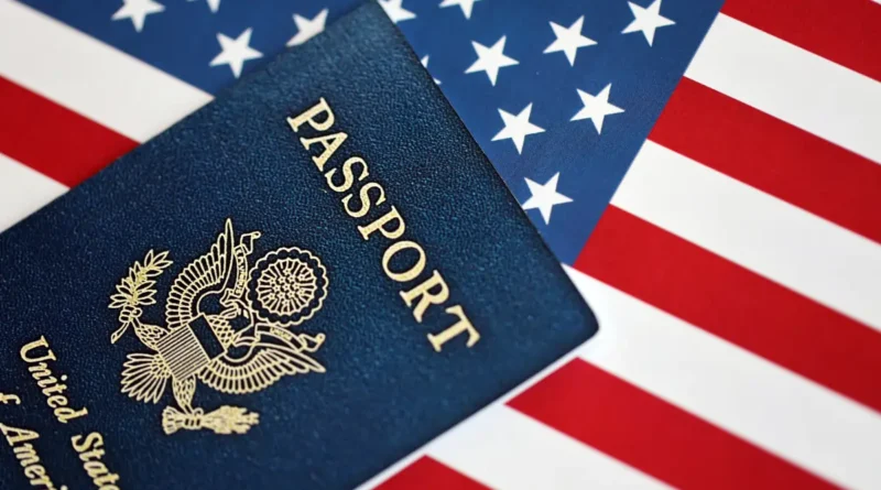 აშშ საიმიგრაციო ვიზებს ამკაცრებს — ამერიკული პასპორტი აშშ-ის დროშის ფონზე, ვიზების პოლიტიკის გამკაცრების სიმბოლო