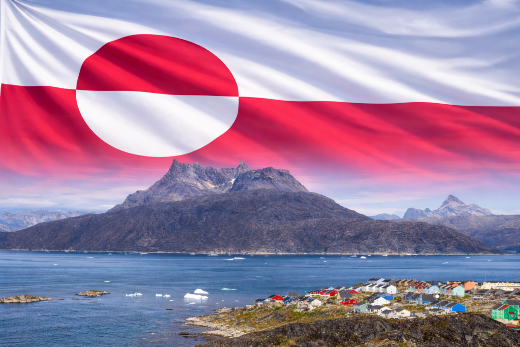 გრენლანდიის დროშა არქტიკული პეიზაჟის ფონზე — კუნძული, რომელიც გლობალური პოლიტიკური ინტერესების ცენტრში მოექცა