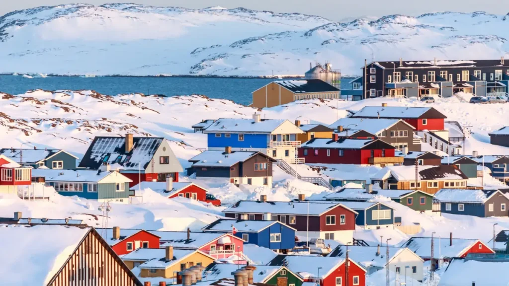 გრენლანდიის ქალაქი არქტიკულ რეგიონში — ყოველდღიური ცხოვრება გლობალური პოლიტიკური დებატების ფონზე