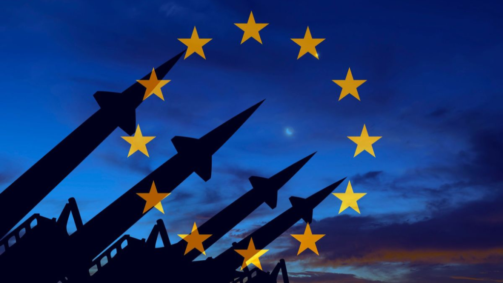 ევროკავშირის დროშის ფონზე გამოსახული რაკეტების სილუეტები — ევროპის სამხედრო შესაძლებლობებისა და უსაფრთხოების გამოწვევების სიმბოლური ილუსტრაცია