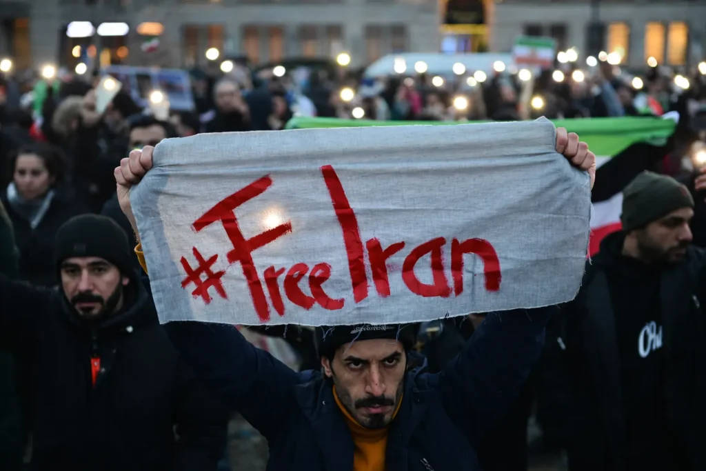ირანში მიმდინარე საპროტესტო აქცია, სადაც დემონსტრანტს ხელში უჭირავს წარწერა „Free Iran“ — მოქალაქეების წინააღმდეგობა რეჟიმის ფონზე