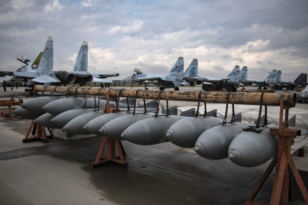 მართვადი ავიაბომბები Су-34 ბომბდამშენებისთვის სამხედრო აეროდრომზე
