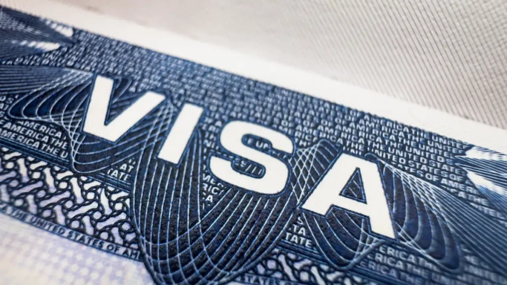 აშშ საიმიგრაციო ვიზებს ამკაცრებს — ამერიკის ვიზის ახლო ხედით გამოსახული დოკუმენტი, საიმიგრაციო პოლიტიკის გამკაცრების სიმბოლოდ