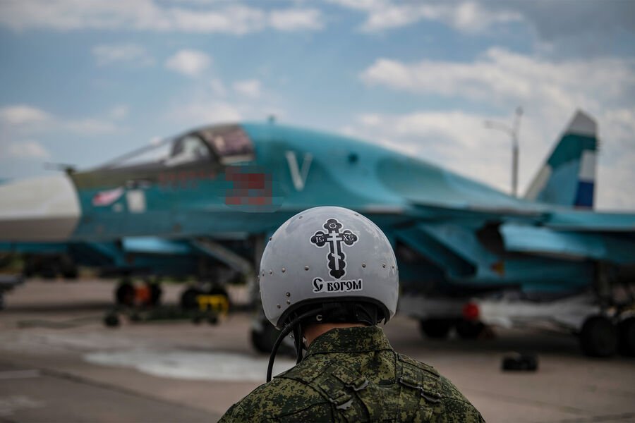 რუსული Су-34 მოიერიშე ბომბდამშენი ავიაბაზაზე, პილოტის ფონზე
