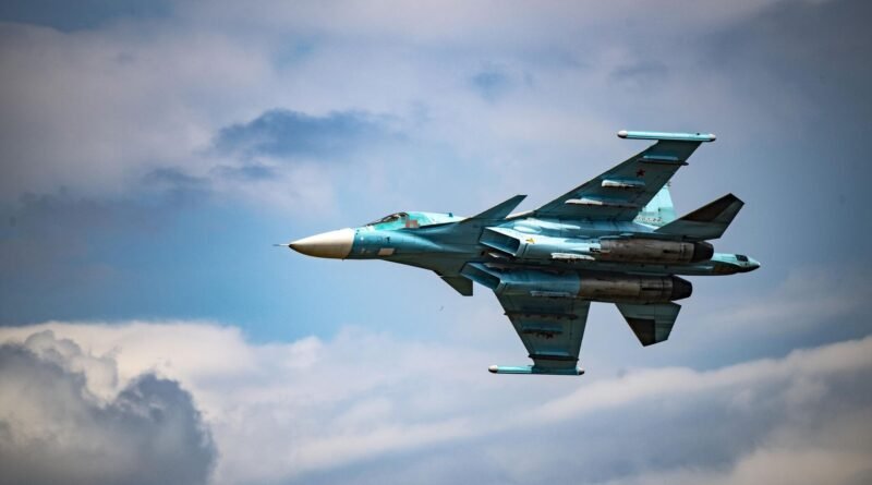 რუსული Су-34 მოიერიშე ბომბდამშენი ფრენის დროს