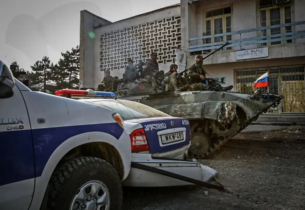 რუსული ჯავშანტექნიკა საქართველოს ოკუპირებულ ტერიტორიაზე ადგილობრივი ინფრასტრუქტურის ფონზე
