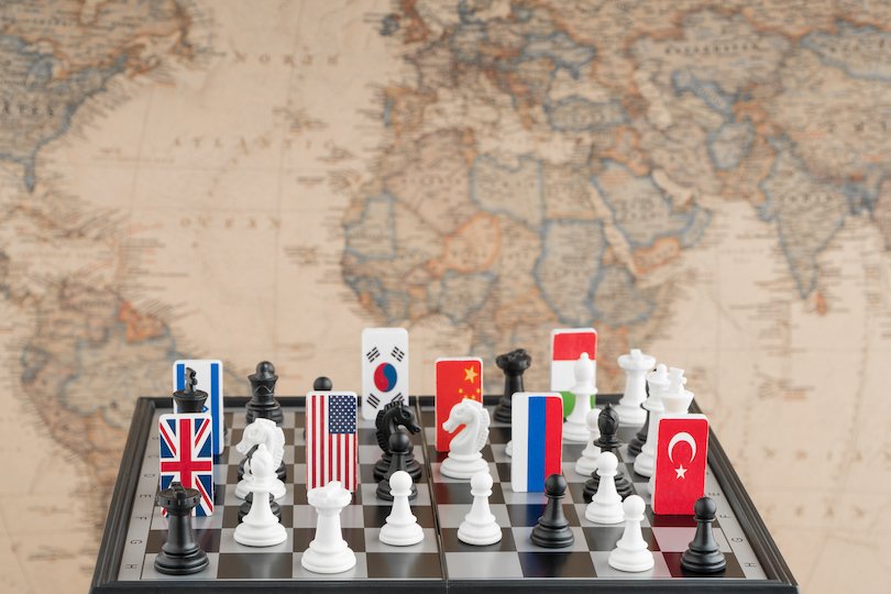 გლობალური ძალთა ბალანსის სიმბოლური ილუსტრაცია — მსოფლიო პოლიტიკის ჭადრაკის დაფაზე წარმოდგენილი ქვეყნების დროშები