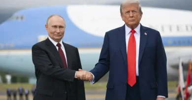 დონალდ ტრამპი და ვლადიმირ პუტინი ხელის ჩამორთმევით — ტრამპმა პუტინი „მშვიდობის საბჭოში“ მიიწვია