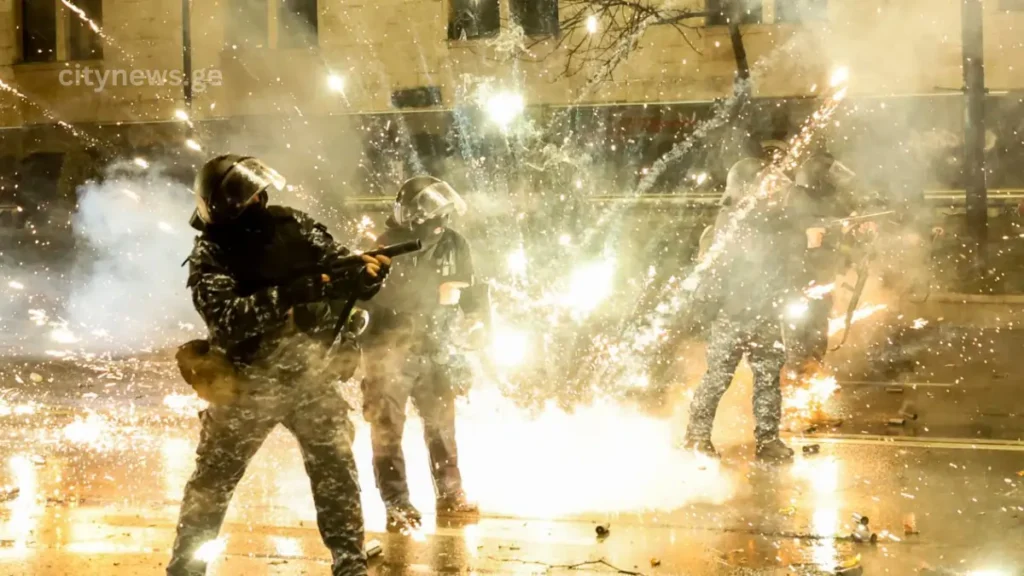 დაპირისპირება პოლიციასა და მომიტინგეებს შორის — ფეიერვერკები და სპეცრაზმის მოქმედება პროტესტის დროს