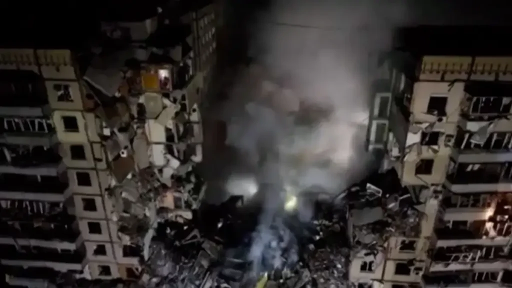 ნანგრევები უკრაინაში ღამის სარაკეტო დარტყმის შემდეგ