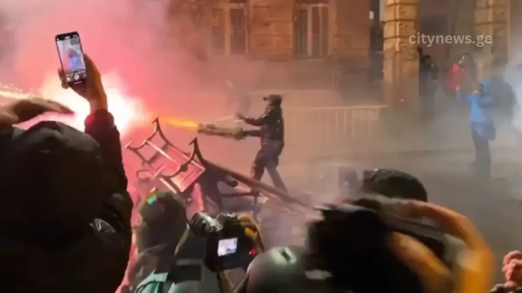 პროტესტის ესკალაცია თბილისში — ცეცხლი, კვამლი და მოქალაქეები რომლებიც მოვლენებს იღებენ