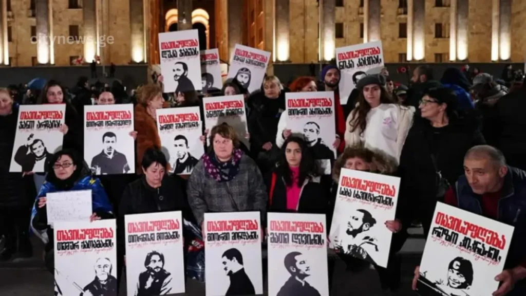 მოქალაქეები პარლამენტთან სინდისის პატიმრების მხარდასაჭერი პლაკატებით — მშვიდობიანი პროტესტი თბილისში